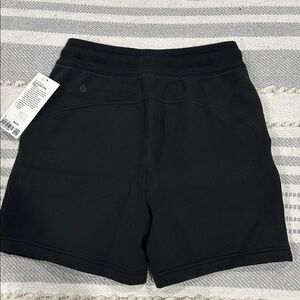 Lululemon Scuba High-Rise Short 5" NWT Size 6 Black